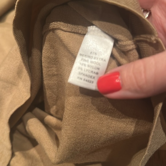 Banana Republic envelope neck camel merino wool sweater. Size M. - Picture 4 of 5